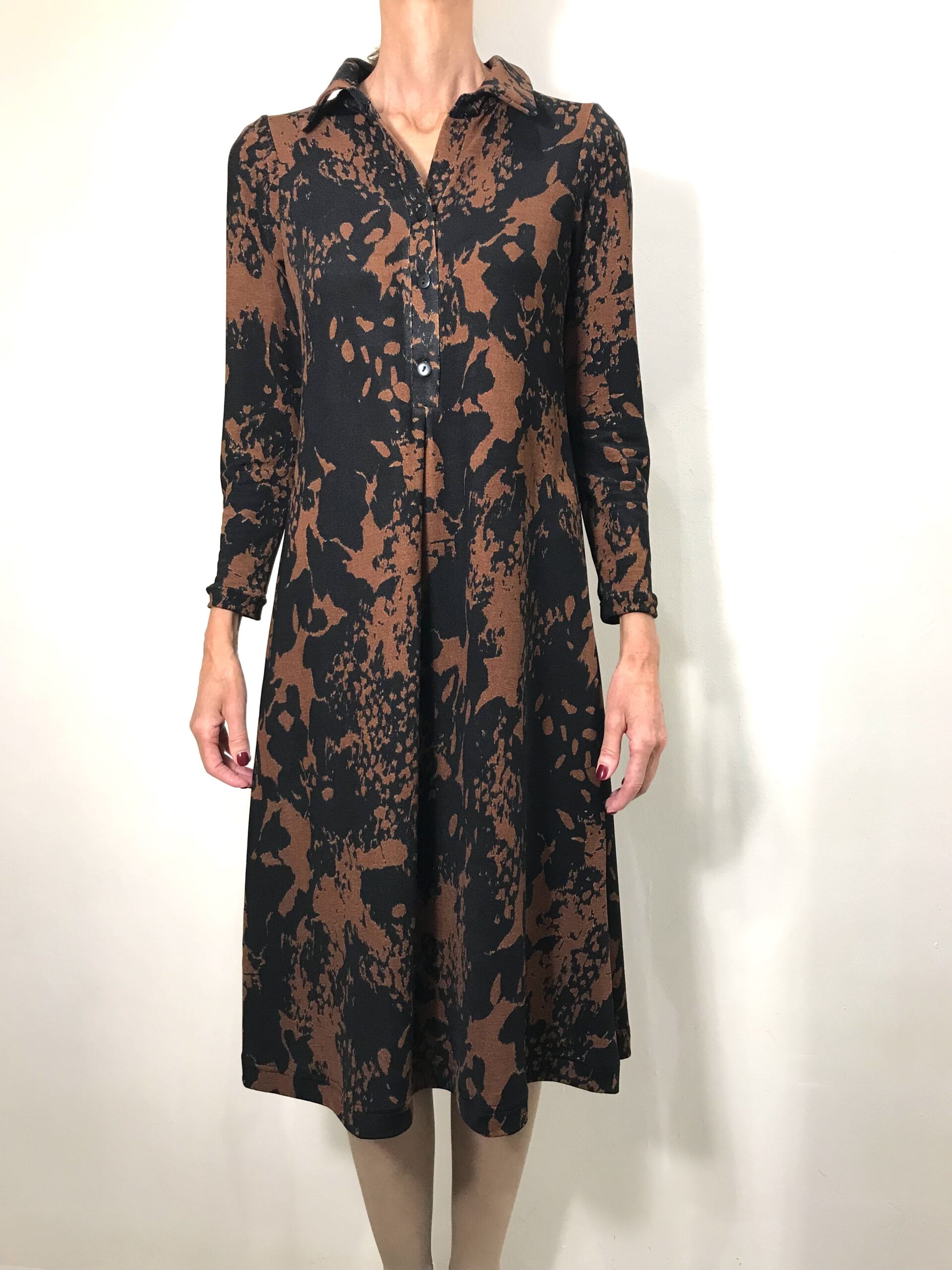 Vestido de punto marrón y negro