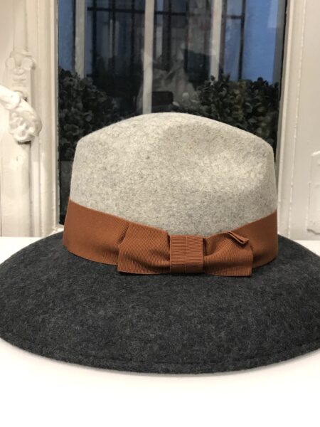 Sombrero tonos grises con cinta mostaza