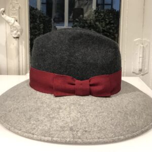 Sombrero tonos grises cinta burdeo