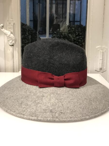 Sombrero tonos grises cinta burdeo