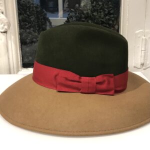 Sombrero camel y verde con cinta burdeo