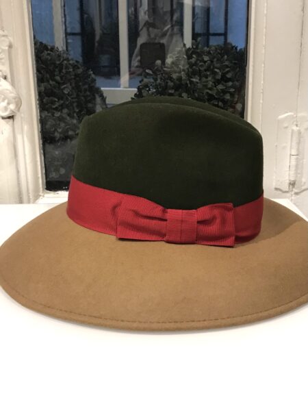 Sombrero camel y verde con cinta burdeo