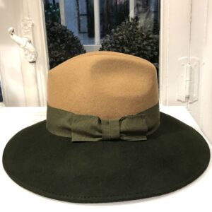 Sombrero de lana verde y camel cinta verde