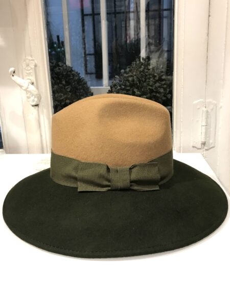 Sombrero de lana verde y camel cinta verde