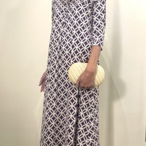 Vestido color berenjena con dibujos blanco azul