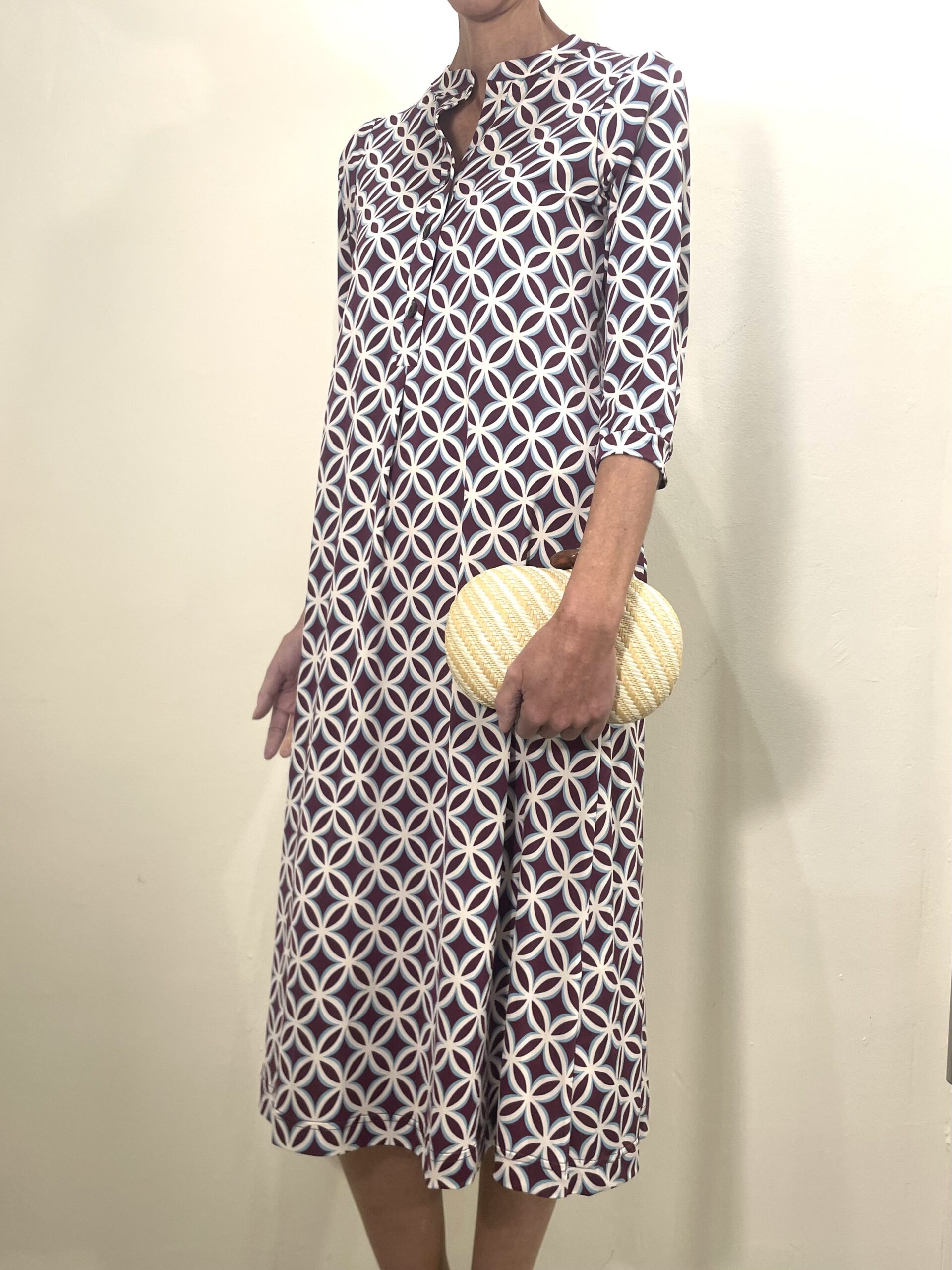 Vestido color berenjena con dibujos blanco azul