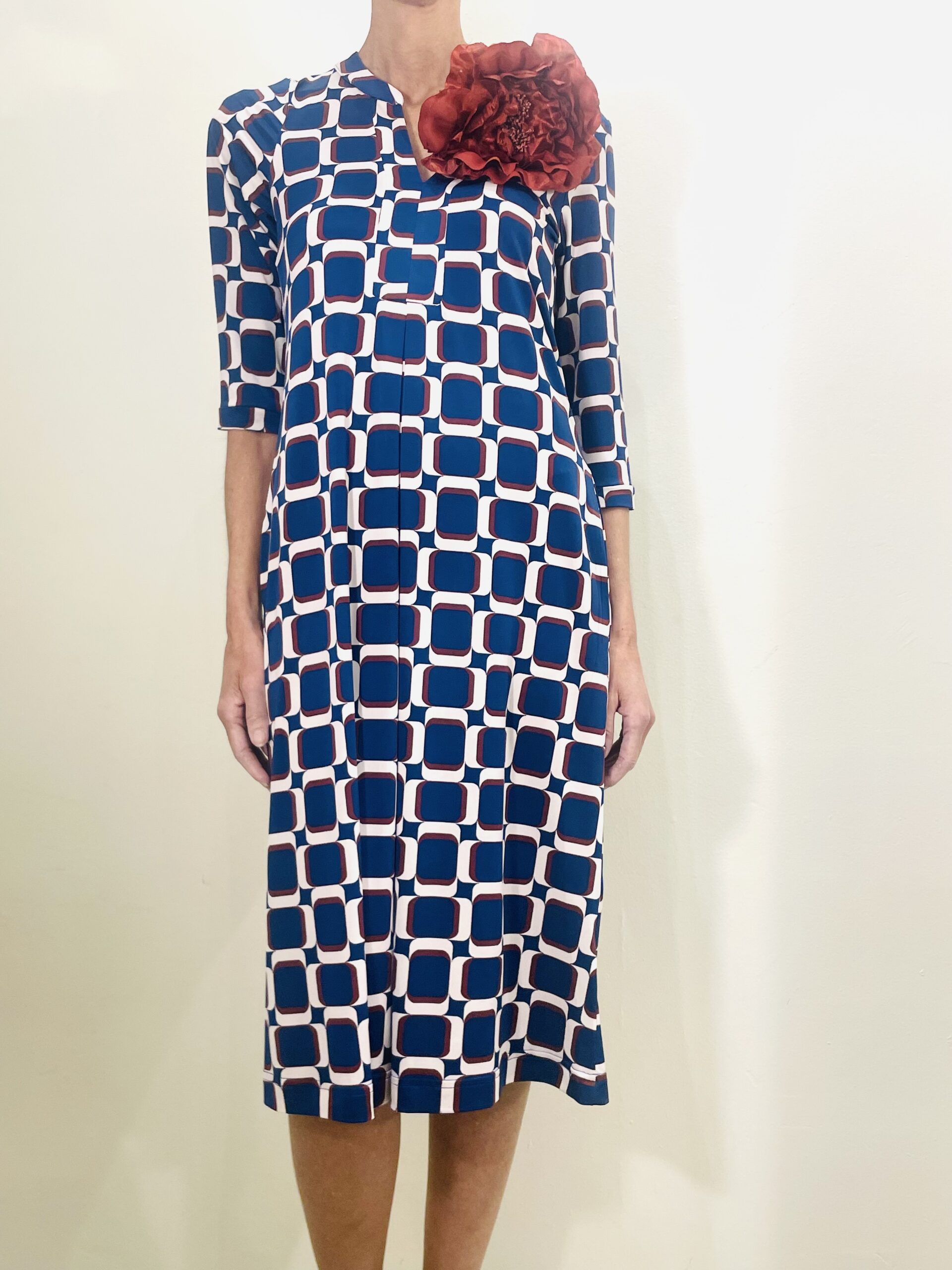 Vestido corto con dibujos en marino, blanco y teja