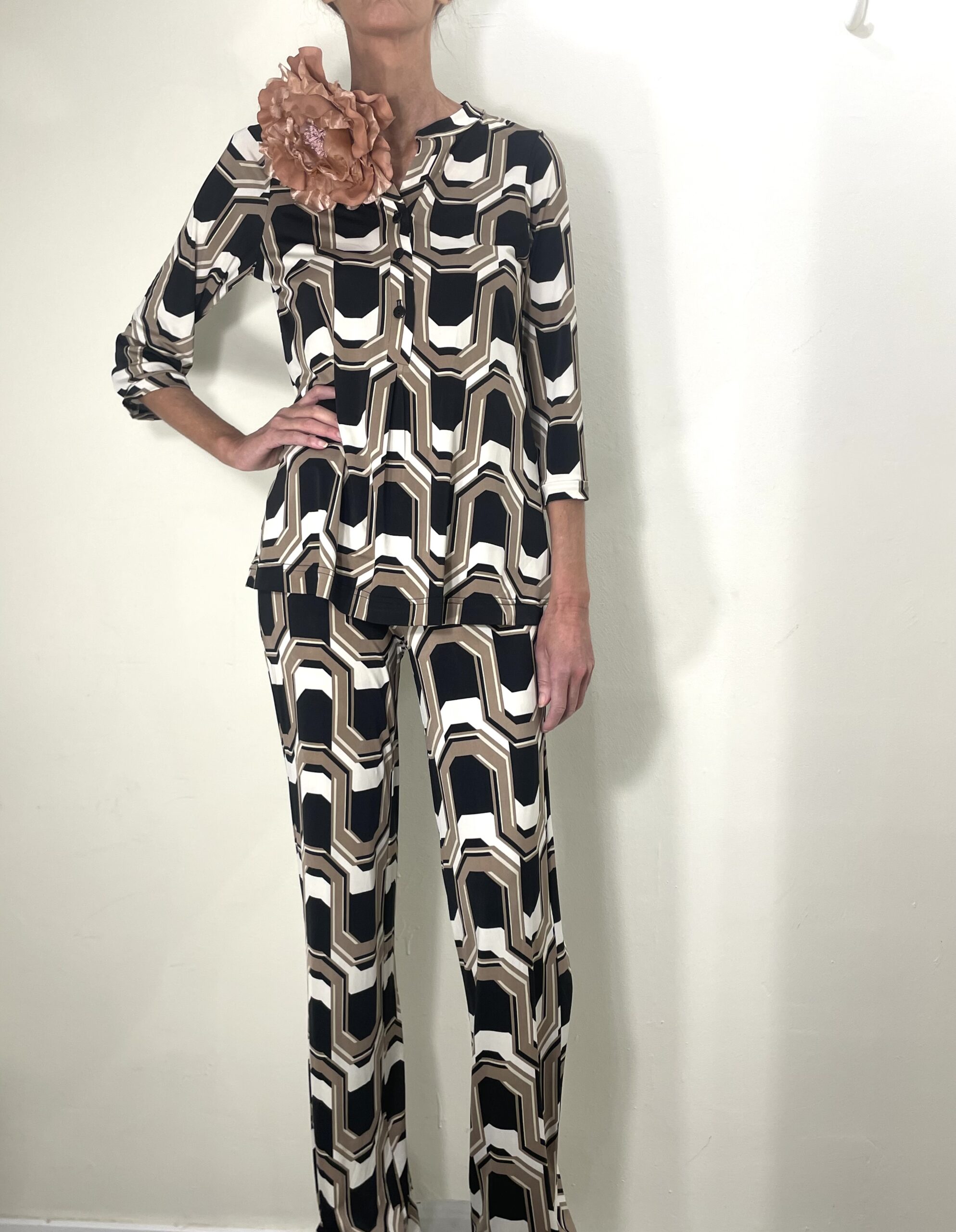 Blusa con dibujo beige, negro y blanco